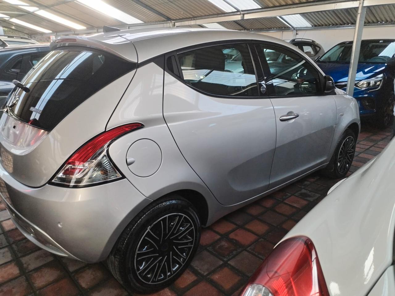 Lancia Ypsilon 1.0 FireFly 5 porte S&S Hybrid Ecochic Gold