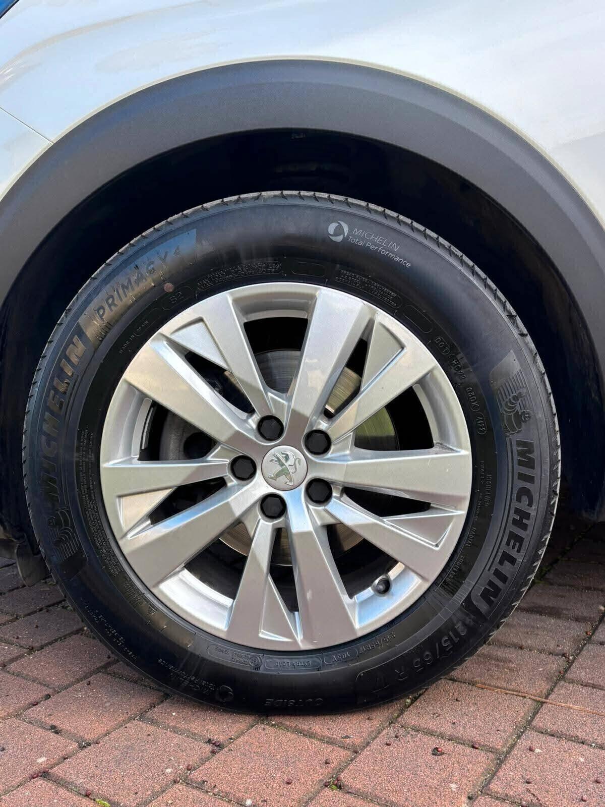 Peugeot 3008 BlueHDi 130 S&S AllurE**-