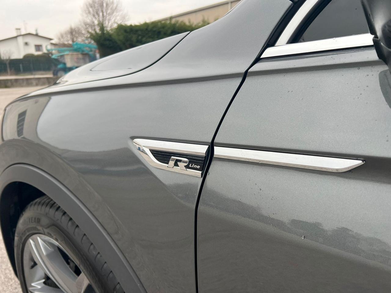 Volkswagen Tiguan 1.6 TDI SCR Sport BlueMotion R-LINE