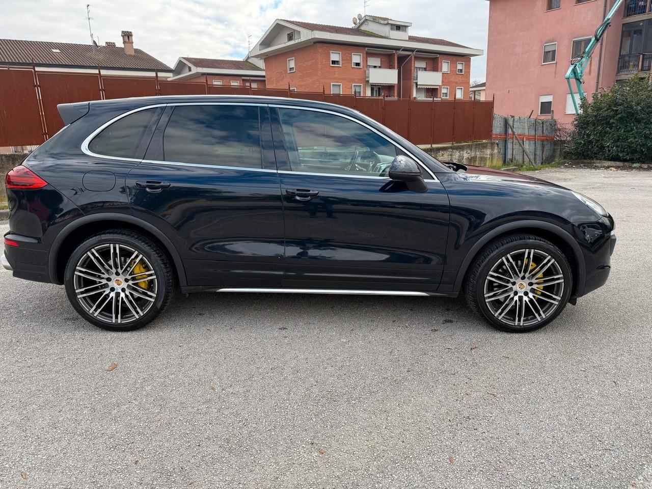 PORSCHE CAYENNE 3.0D/FARI XENO/CERCHI 21/PINZE GIALLE/VETRI PRIV TAG. CERT/PORT ELETTRICO/TELC.POST !!