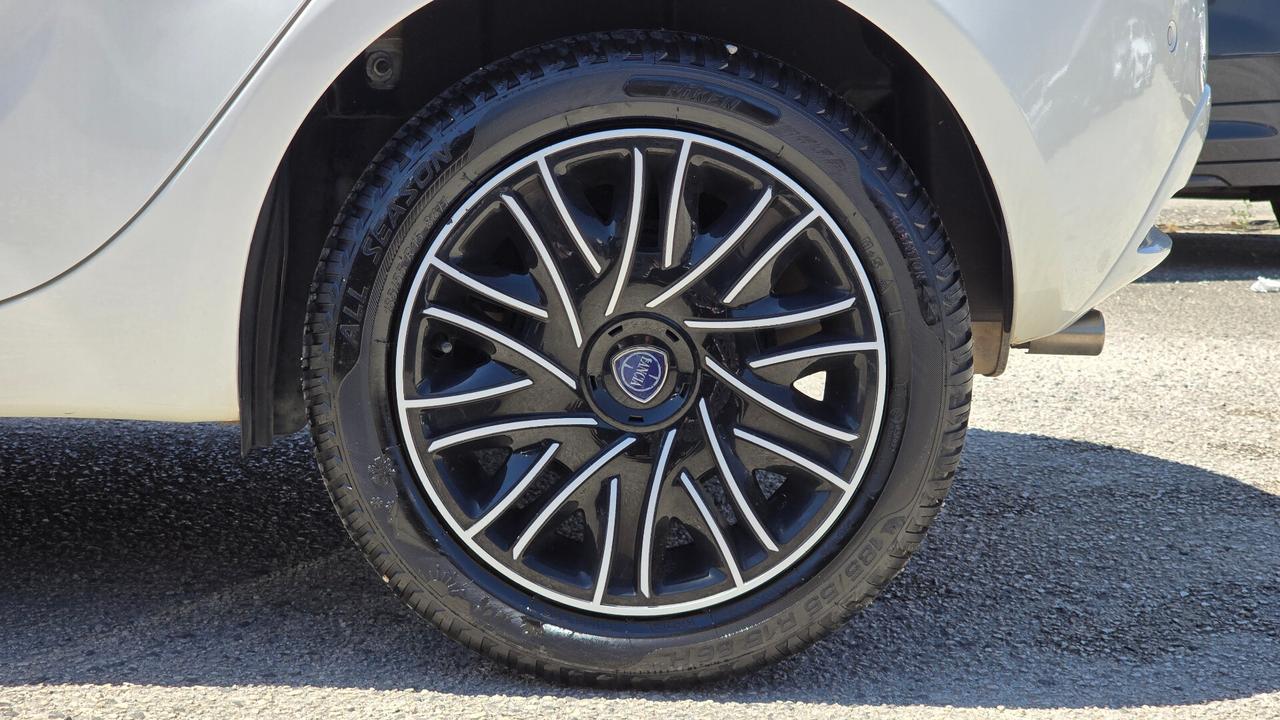 Lancia Ypsilon 1.2 69 CV 5 porte Gold