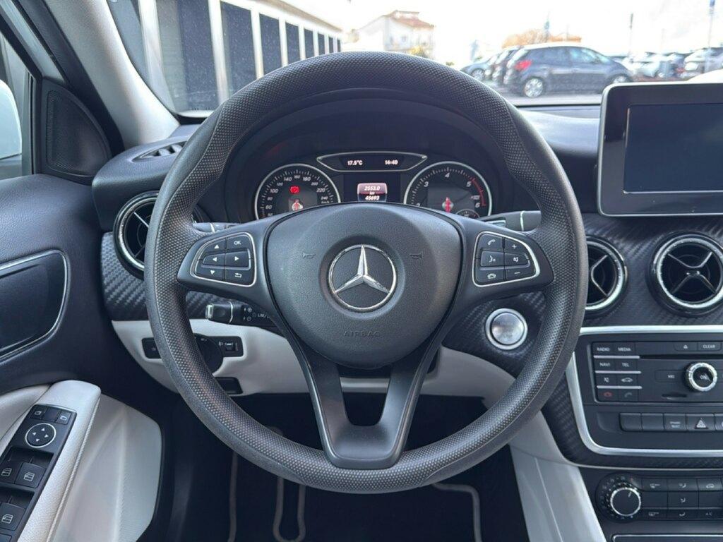 Mercedes GLA 180 180 D Business 7G-DCT