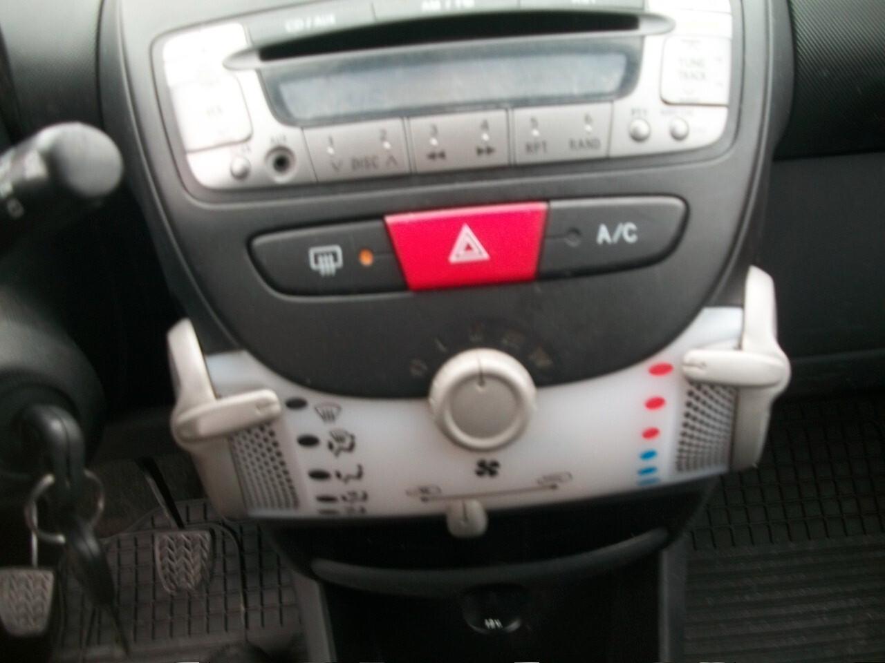 Toyota Aygo 1.0 12V VVT-i 5 porte Lounge CC 998 BENZINA IMMAT 30/06/2012 05 PORTE SI NUOVI PATENTATTI GARANZIA UN ANNO