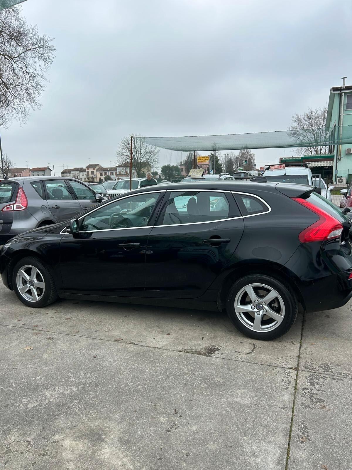 Volvo V40 T2 R-design Kinetic 2.0 Benzina ok neo patentati