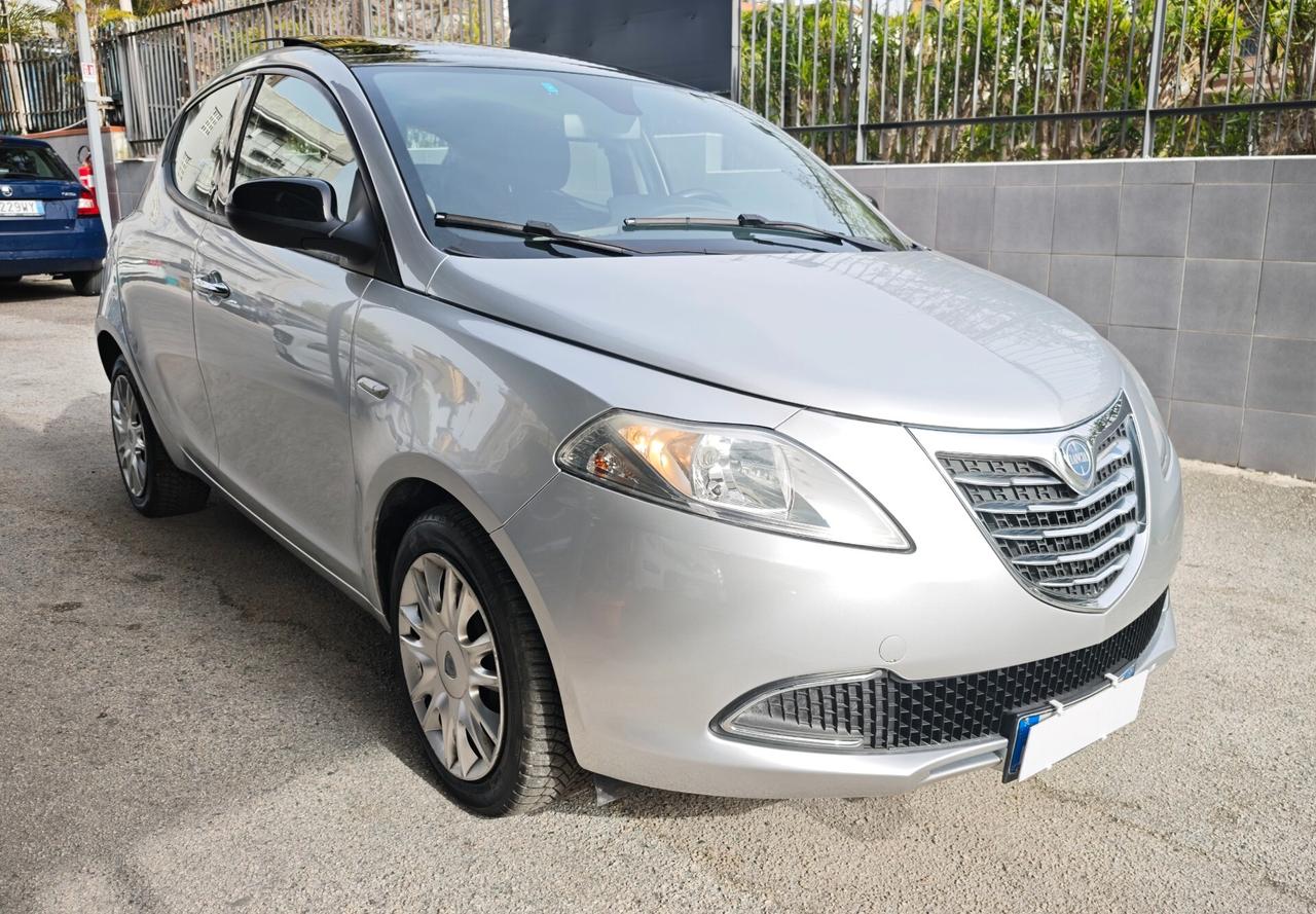 Lancia Ypsilon 1.2 69 CV con tetto apribile