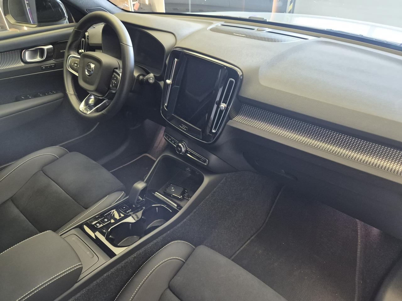 VOLVO XC40 - XC40 2.0 b3 Ultimate Dark auto