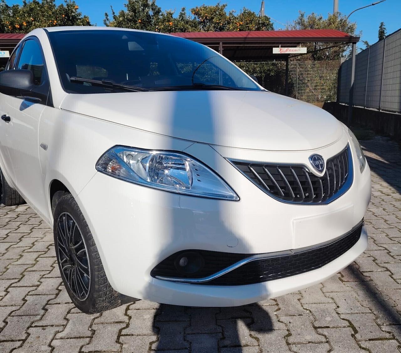 Lancia Ypsilon 1.0 FireFly 5 porte S&S Hybrid Ecochic Silver