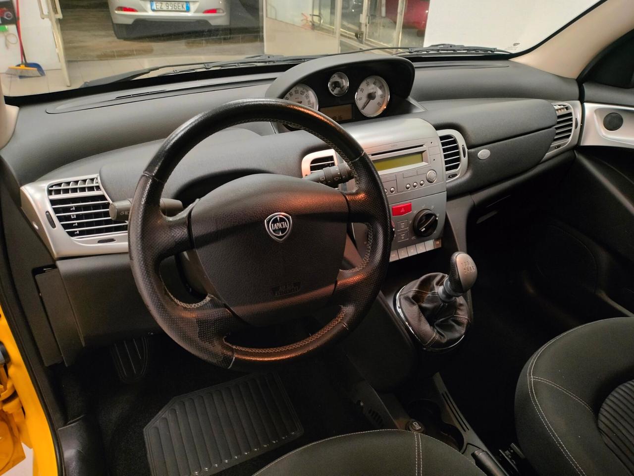 Lancia Ypsilon 1.4 16V Sport MomoDesign