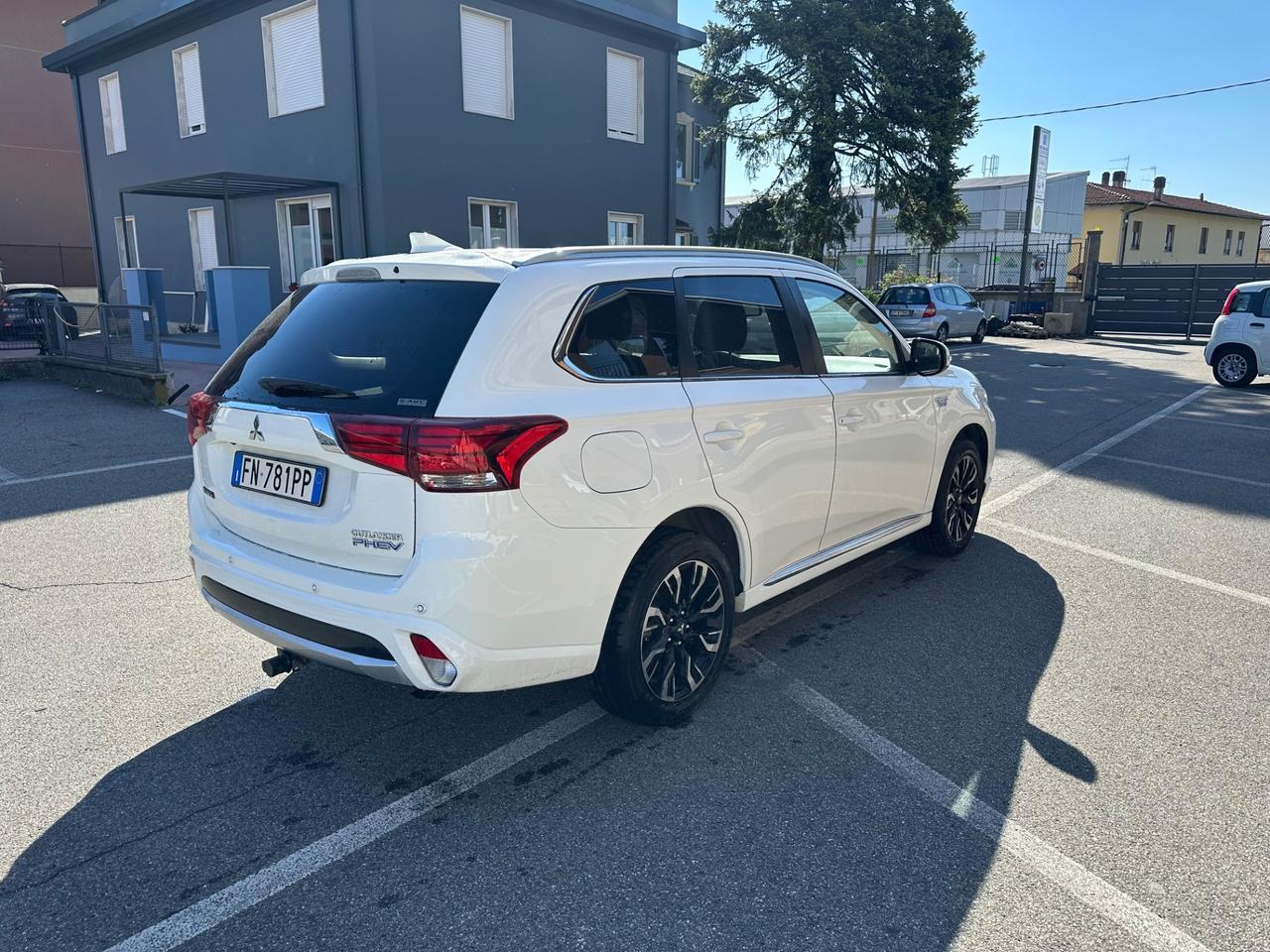 Mitsubishi Outlander 2.0 4WD PHEV gancio traino