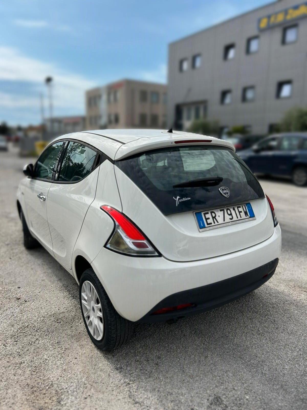 Lancia Ypsilon 0.9 TwinAir 85 CV 5 porte Metano Ecochic Silver