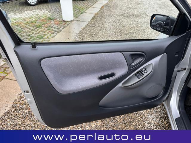 TOYOTA Yaris 1.0i 16V cat 3 porte