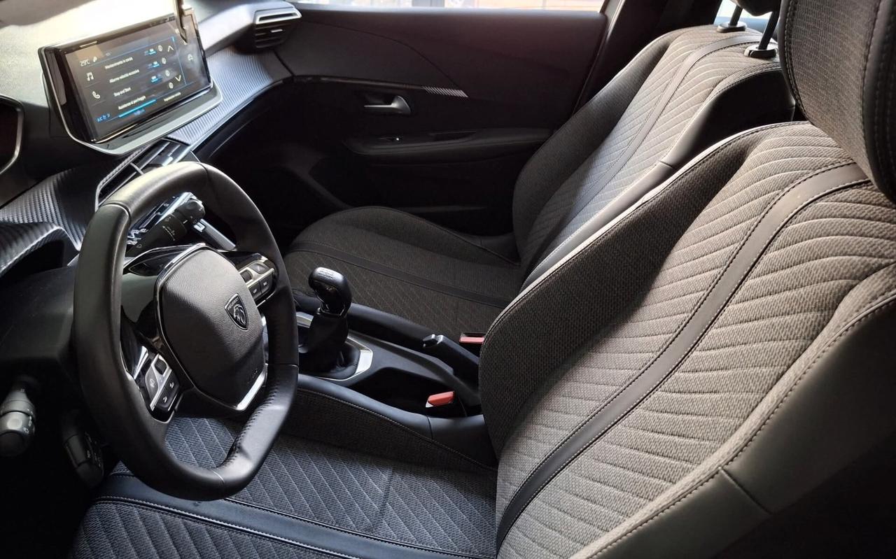 Peugeot 208 12-2024 Allure Pacchetto black