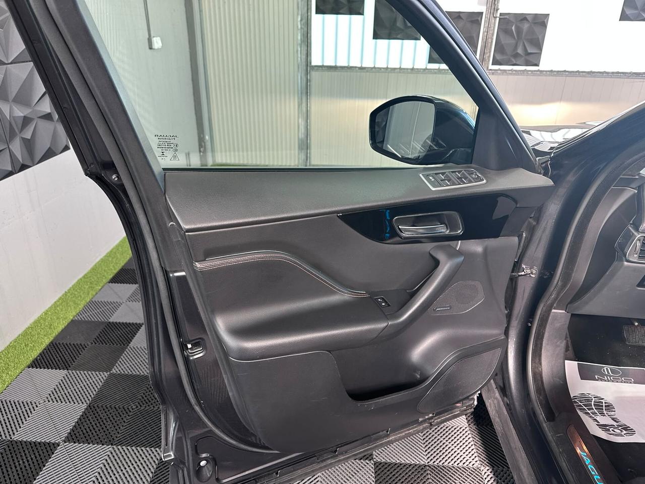 Jaguar F-Pace 2.0 D 180 CV AWD aut. Chequered Flag