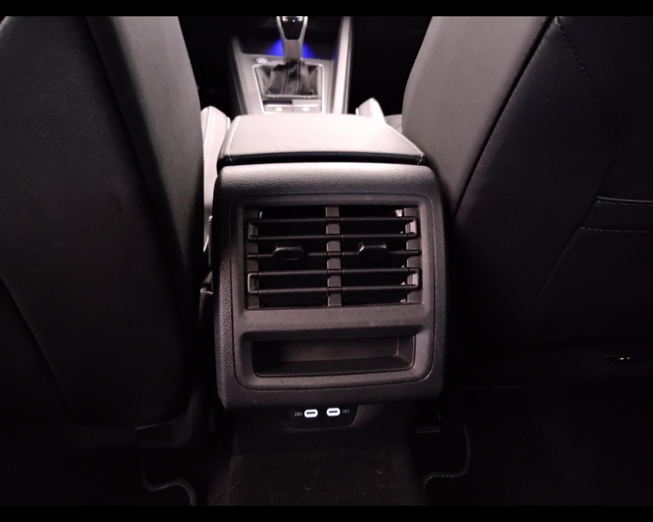 VOLKSWAGEN Golf VIII 2020 - Golf 1.5 tsi evo R-Line 130cv