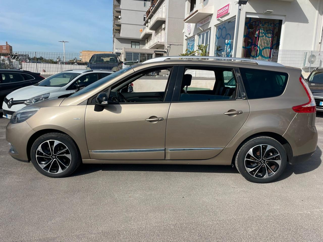 Renault Grand Scenic dCi 8V 110 CV EDC 7 POSTI