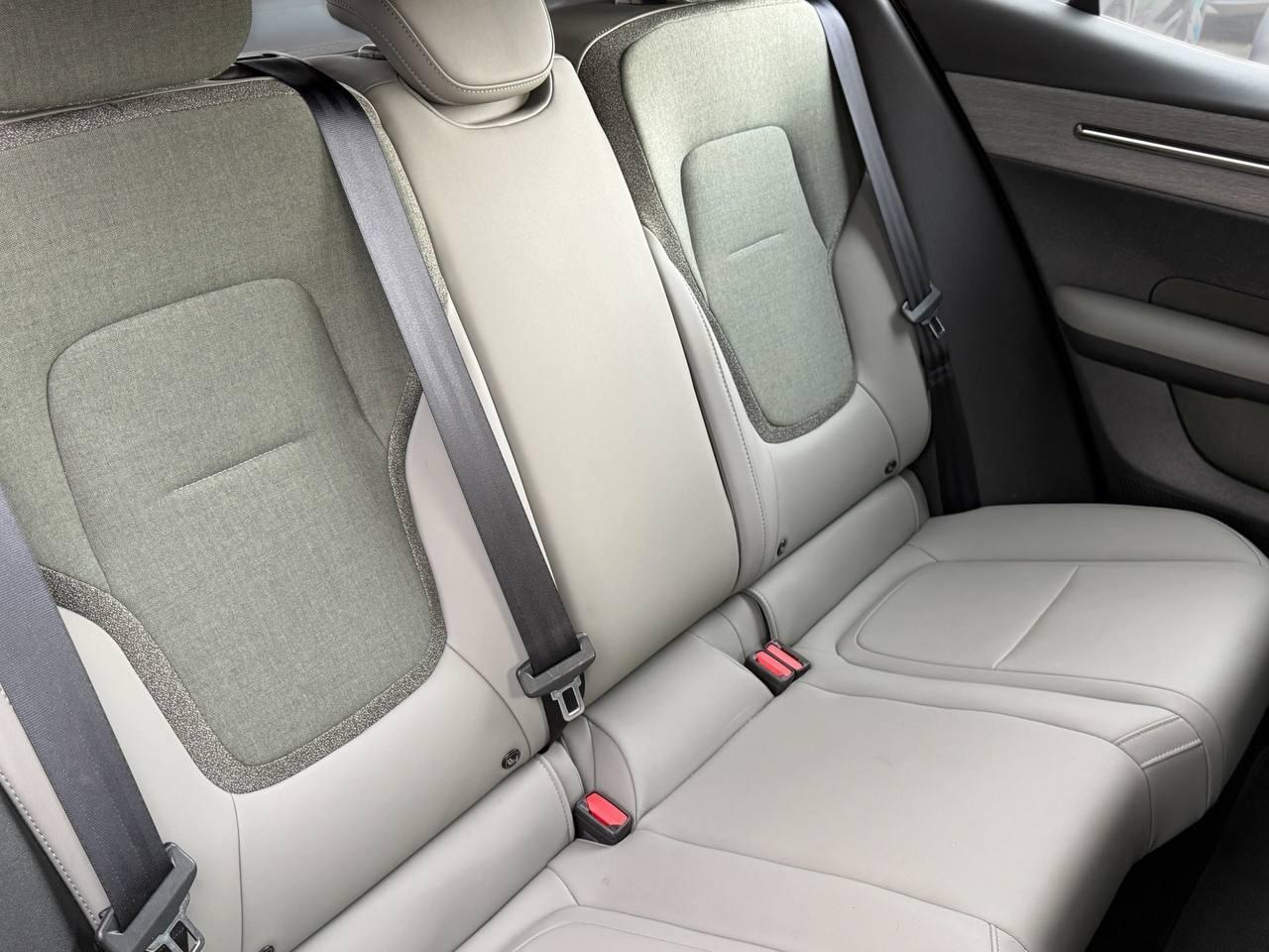 VOLVO EX30 Plus Single Motor Extended Range