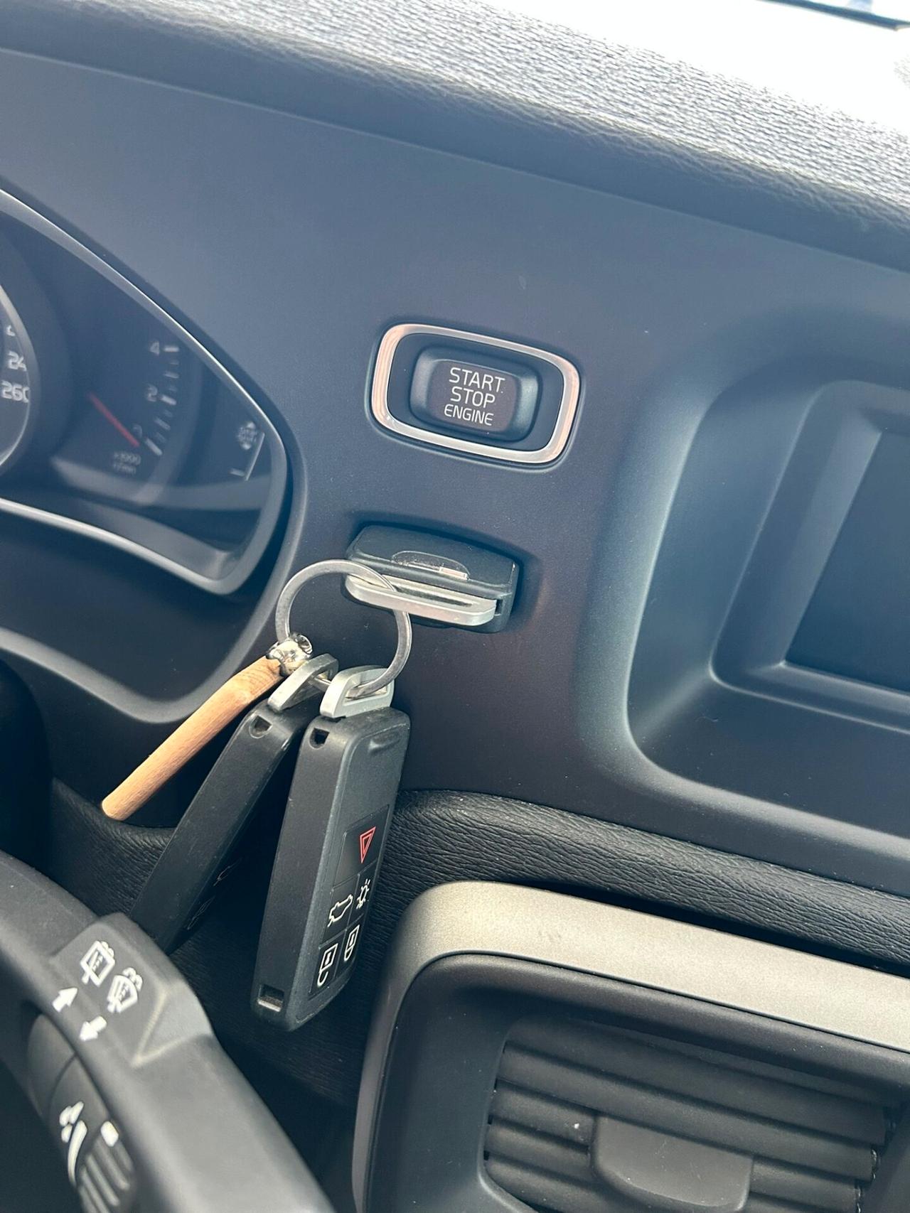 Volvo V40 2.0 D2 X NEOPATENTATI 2017