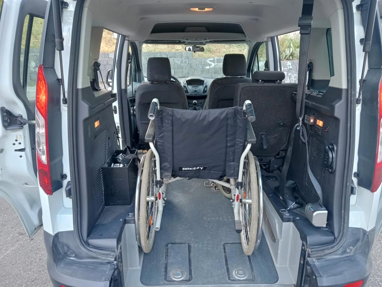 Ford Tourneo Connect Pianale ribassato con rampa disabili in carrozzina