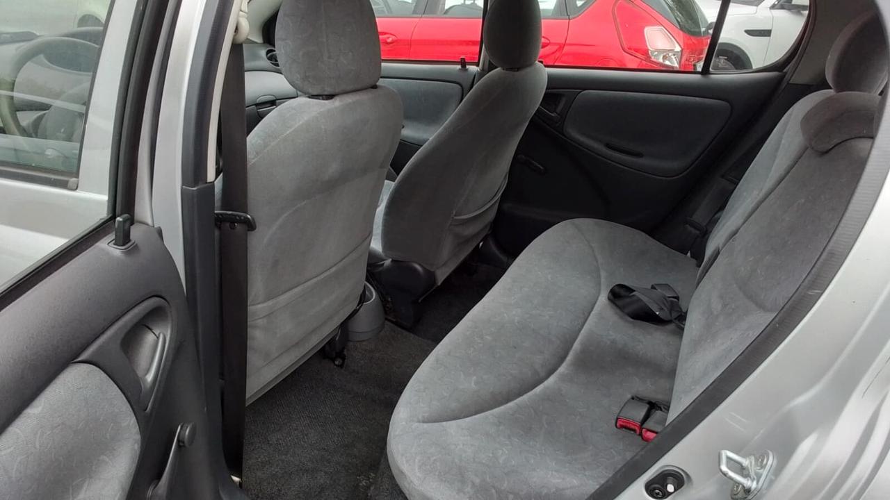 Toyota Yaris 1.0i 16V cat 5 porte