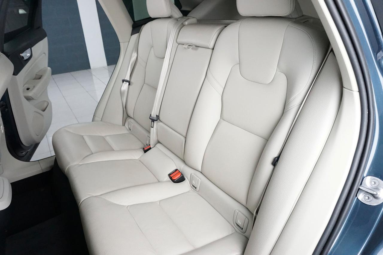 Volvo XC 60 B4 (d) auto AWD autocarro Ultimate Dark