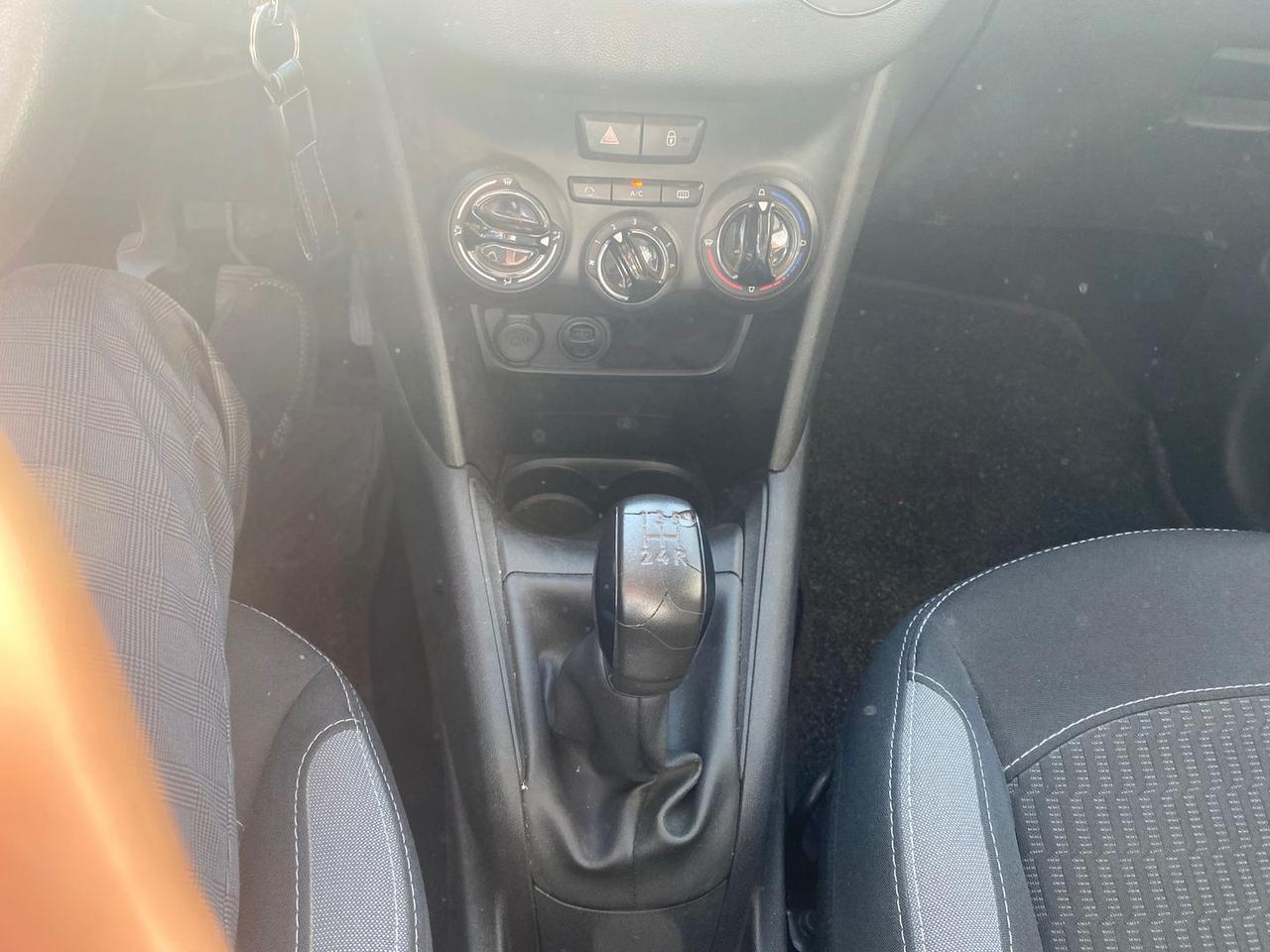 Peugeot 208 life #11893