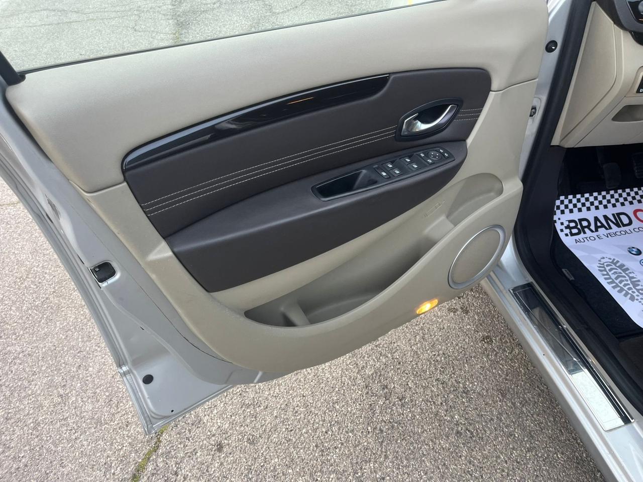 Renault Scenic Scénic X-Mod 1.5 dCi Luxe 2011