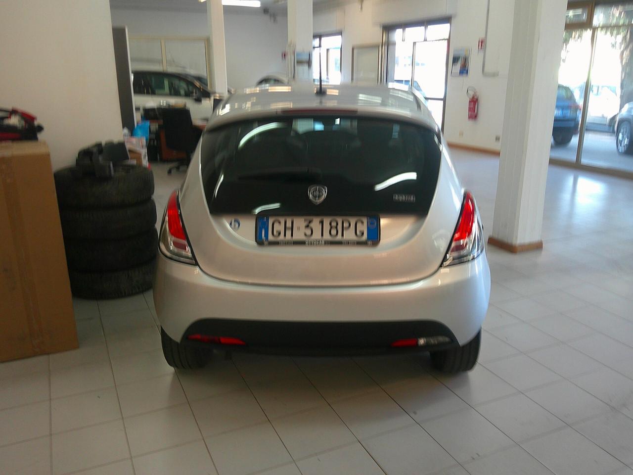 Lancia Ypsilon 1.0 FireFly 5 porte S&S Hybrid Ecochic Silver
