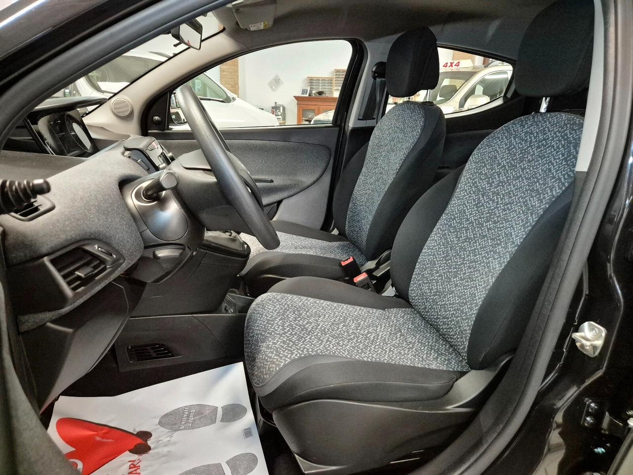 Lancia Ypsilon 1.0 FireFly 5 porte S&S Hybrid Silver