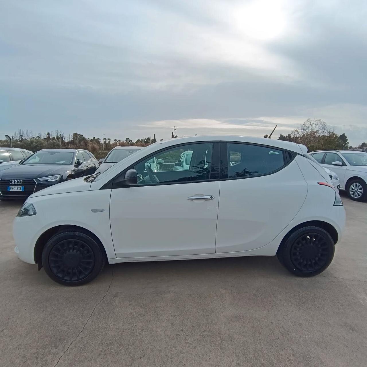 Lancia Ypsilon 1.0 S&S Hybrid Ecochic Silver IVA ESPOSTA