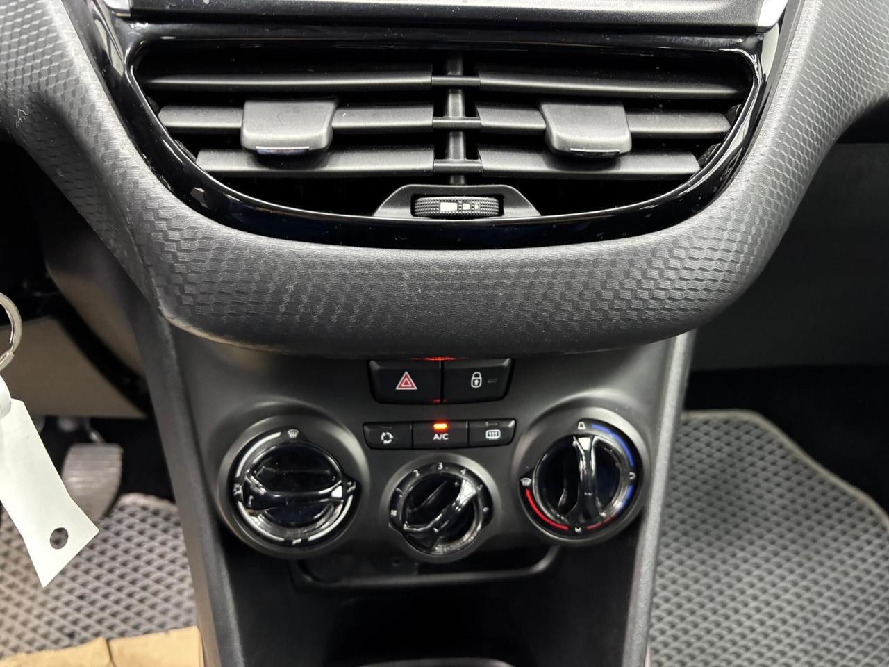 Peugeot 2008 BlueHDi 100 Black Matt