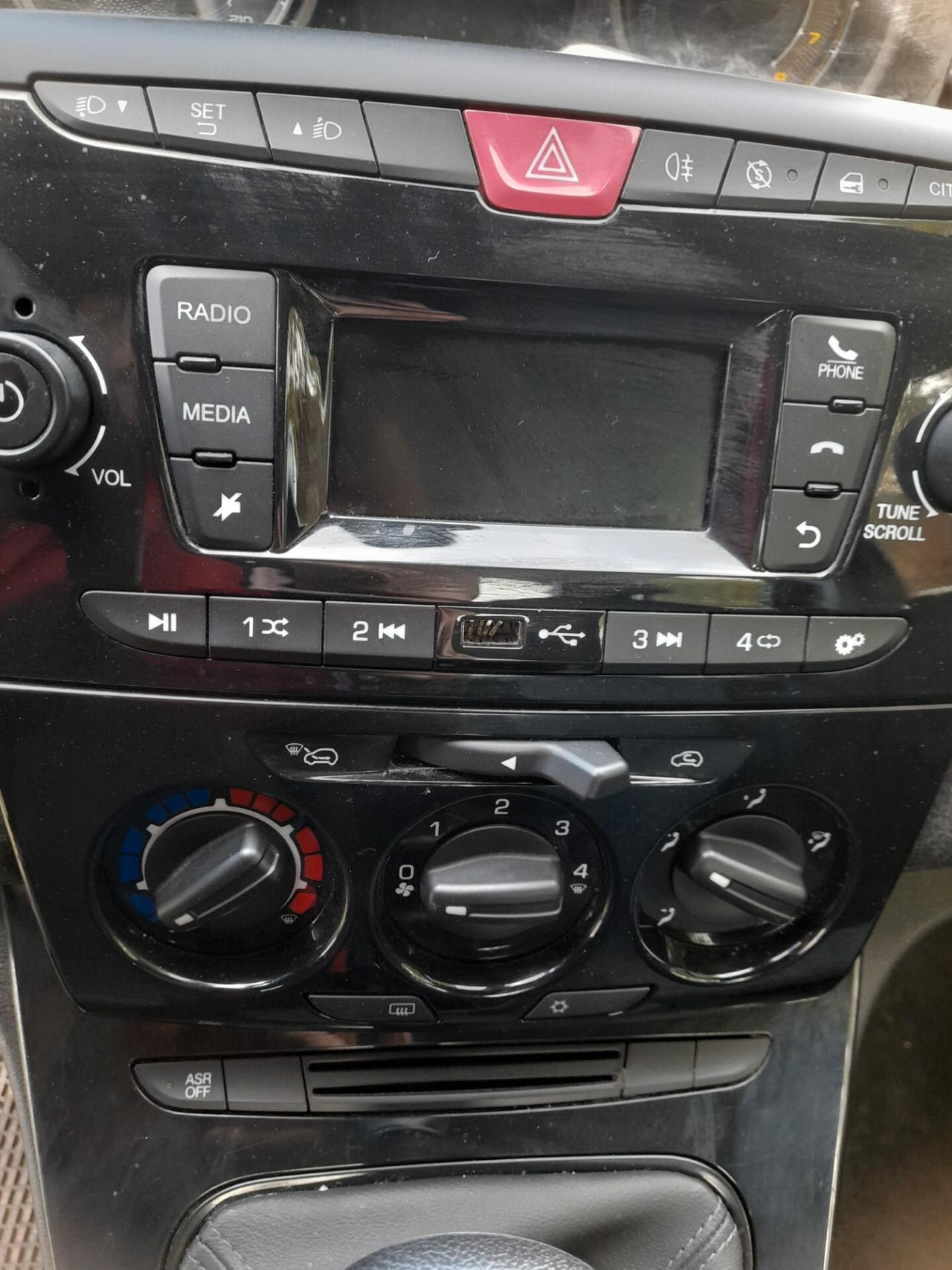 Lancia Ypsilon 1.0 Hybrid