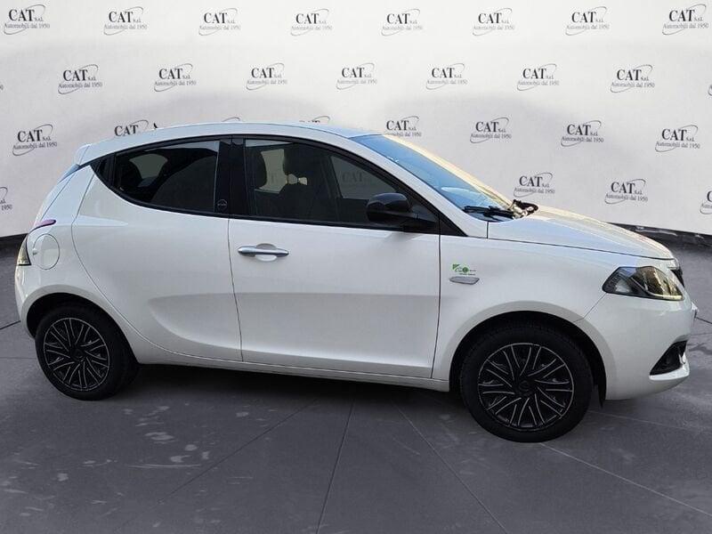 Lancia Ypsilon 0.9 silver hybrid