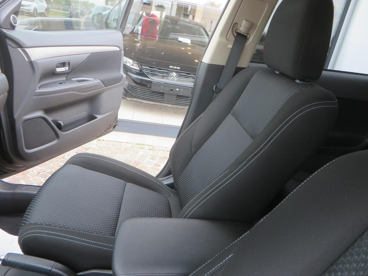 Mitsubishi Outlander INSTYLE PLUS NAVI 2.2 DI-D 4WD Aut. 7 posti