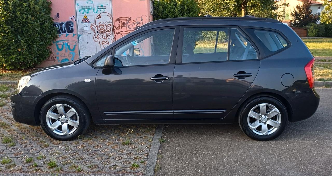 Kia Carens 2.0 CVVT LX Family
