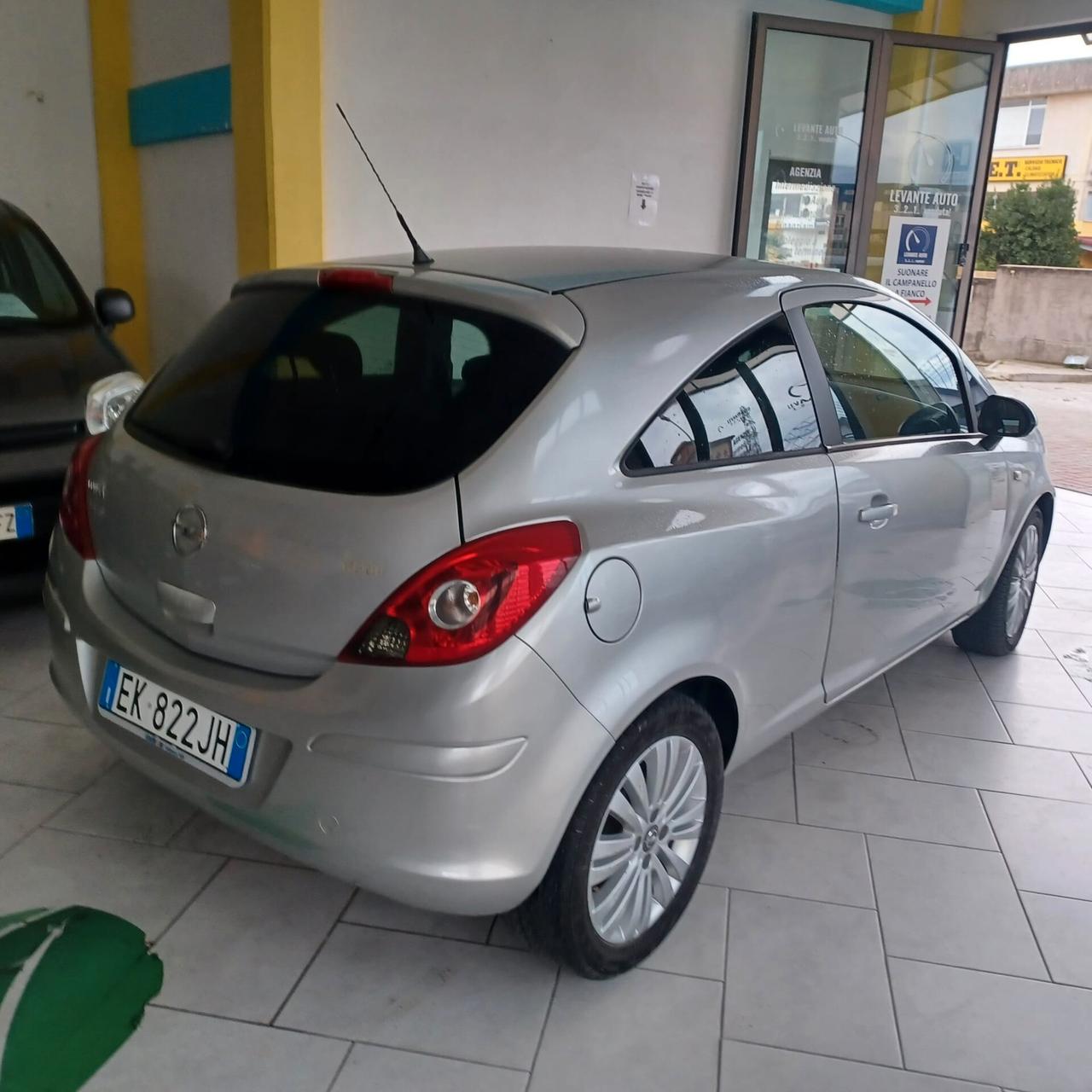 NEOPATENTATI BENZINA/GPL CORSA 1.2