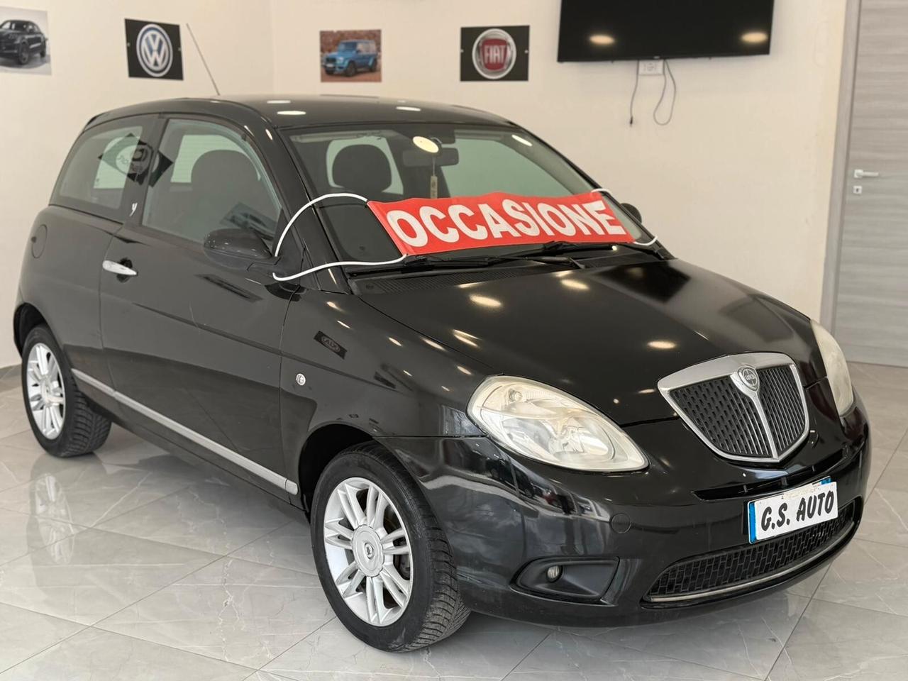 Lancia Ypsilon 1.3 MJT 75 CV Versus