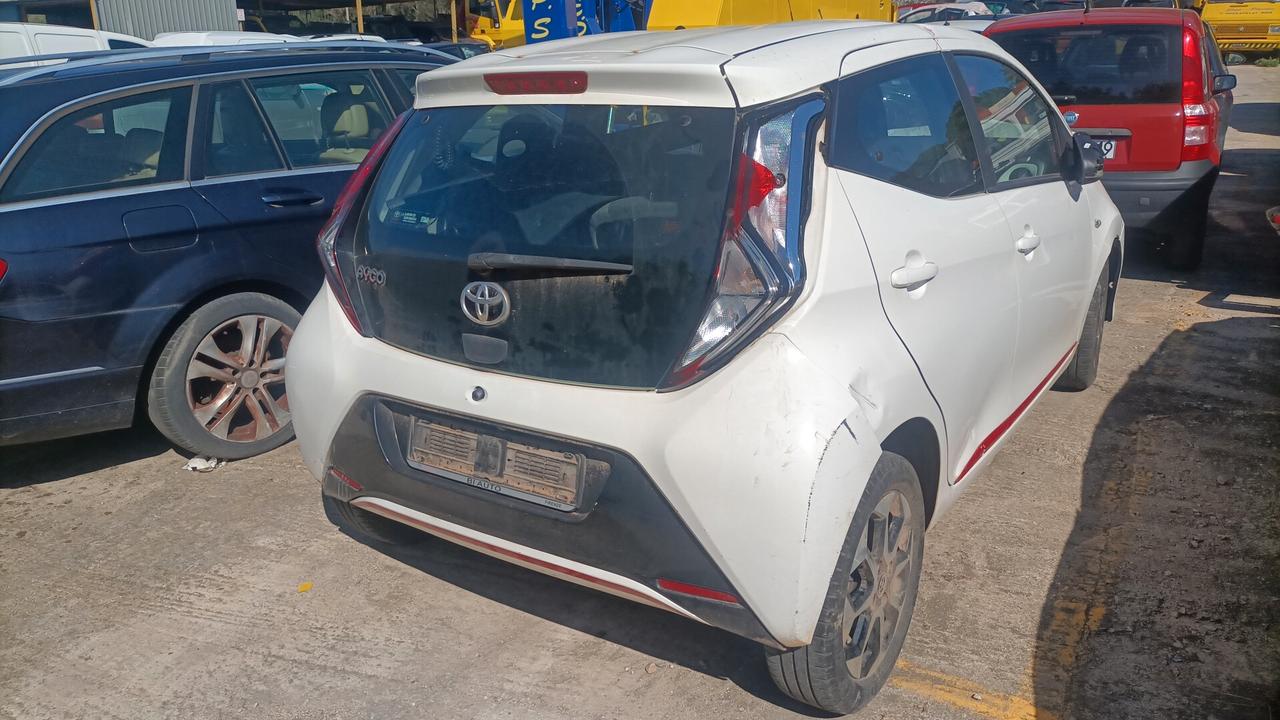Toyota Aygo incidentata sinistrata