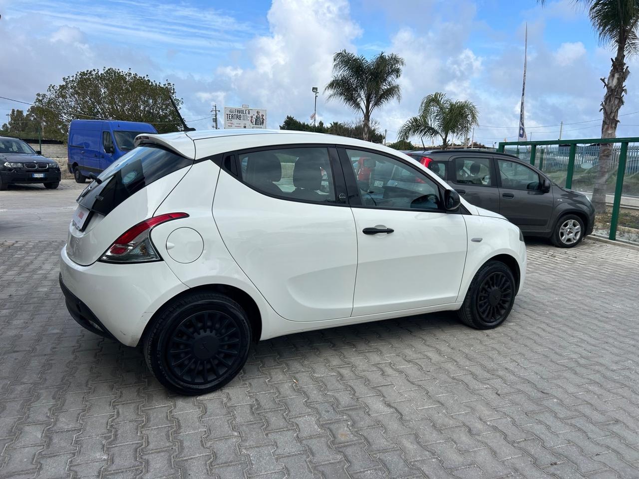 Lancia Ypsilon 1.0 FireFly 5 porte S&S Hybrid Ecochic Silver