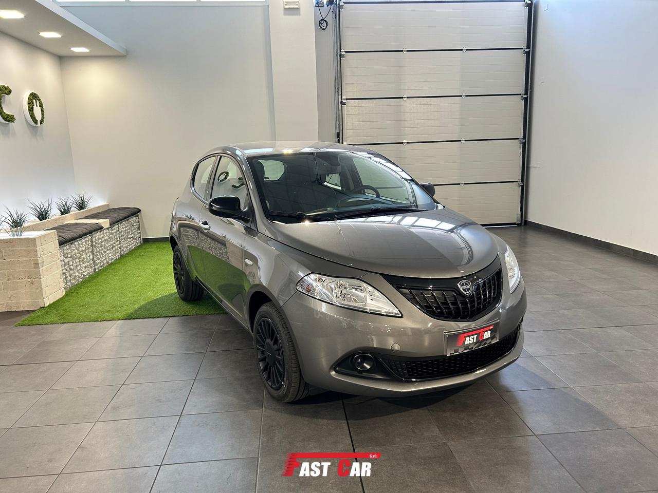 Lancia Ypsilon 1.0 FireFly 5 porte S&S Hybrid Silver