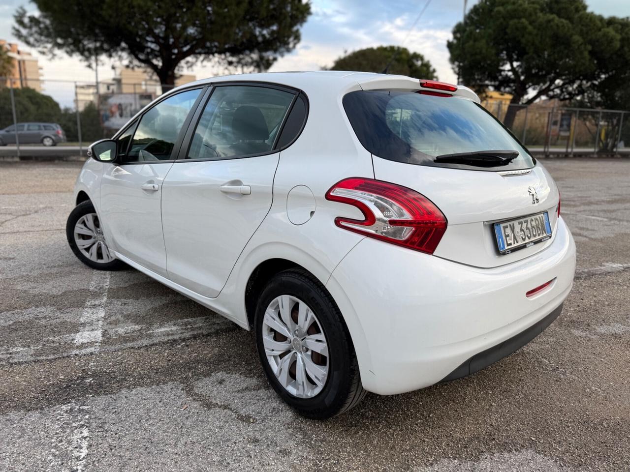 Peugeot 208 1.4 HDi 68 CV 5 porte Allure