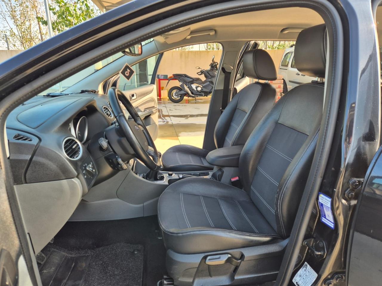 Ford Focus 2.0 (145CV) 5p. GPL TITANIUM