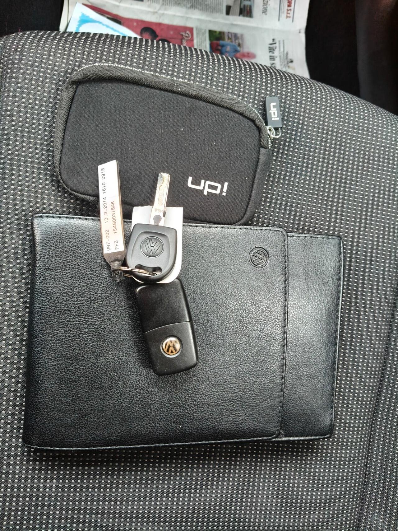 VOLKSWAGEN UP 1000 A METANO FULL OPTIONAL