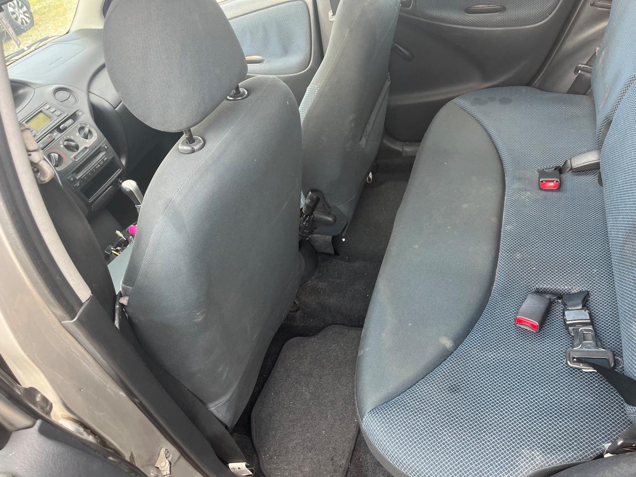Toyota Yaris 1.0i 16V cat 5 porte Sol