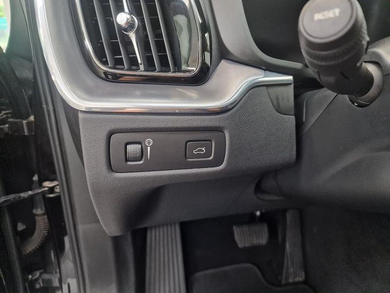 Volvo XC60 B4 (d) AWD Geartronic Momentum AUTOCARRO N1