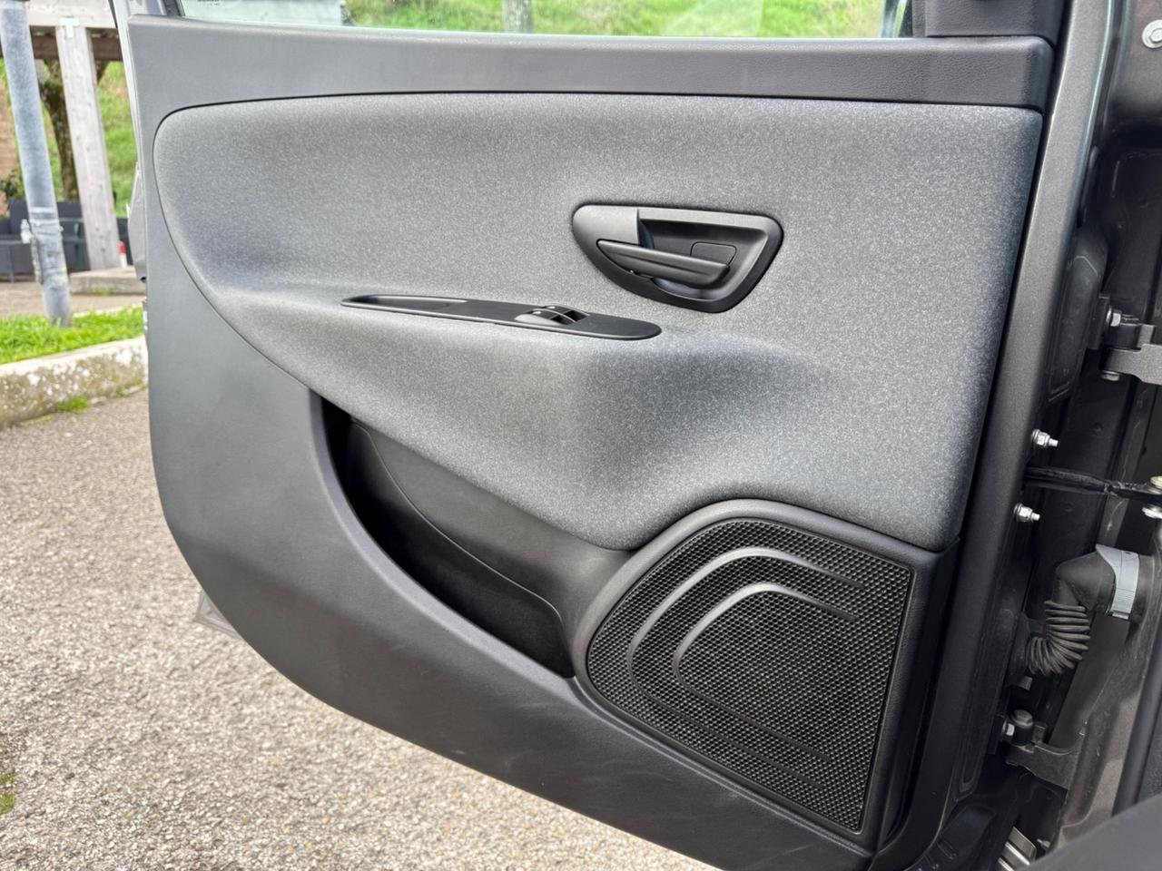 Lancia Ypsilon 1.0 FireFly 5 porte S&S Hybrid Ecochic Silver
