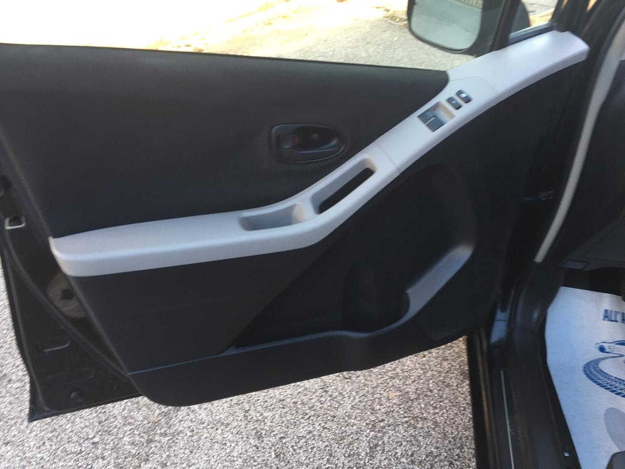 Toyota Yaris 1.0 5 porte Sol X NEOPATENTATI