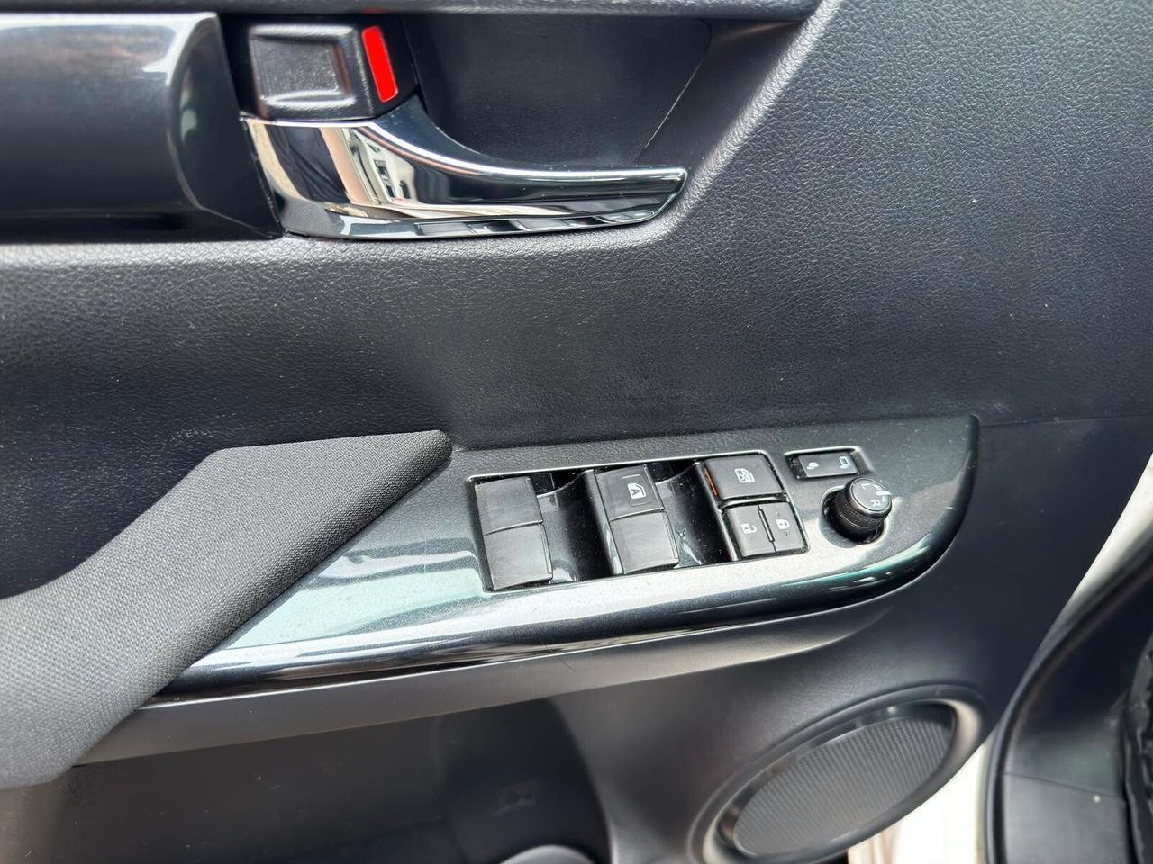 Toyota Hilux 2.4 D-4D A/T 4WD 4 porte Double Cab lounge