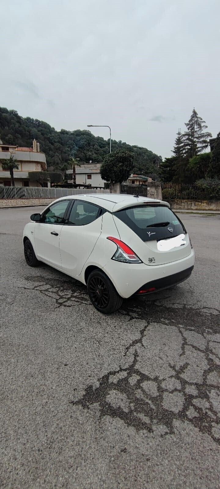 Lancia Ypsilon 1.0 FireFly 5 porte Hybrid neopatentati 12 mesi garanzia