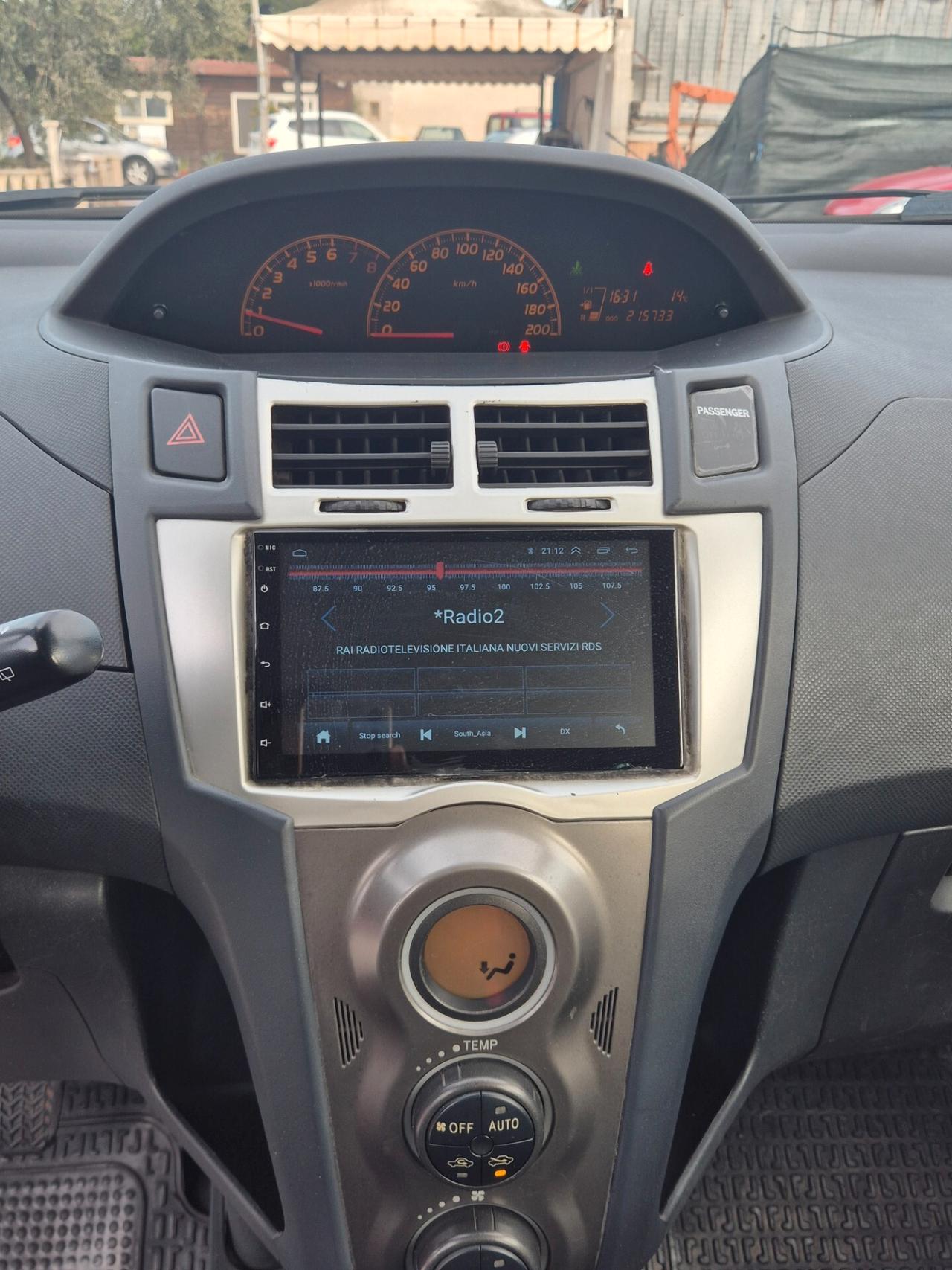 Toyota Yaris 1.0 5.p luxury pack