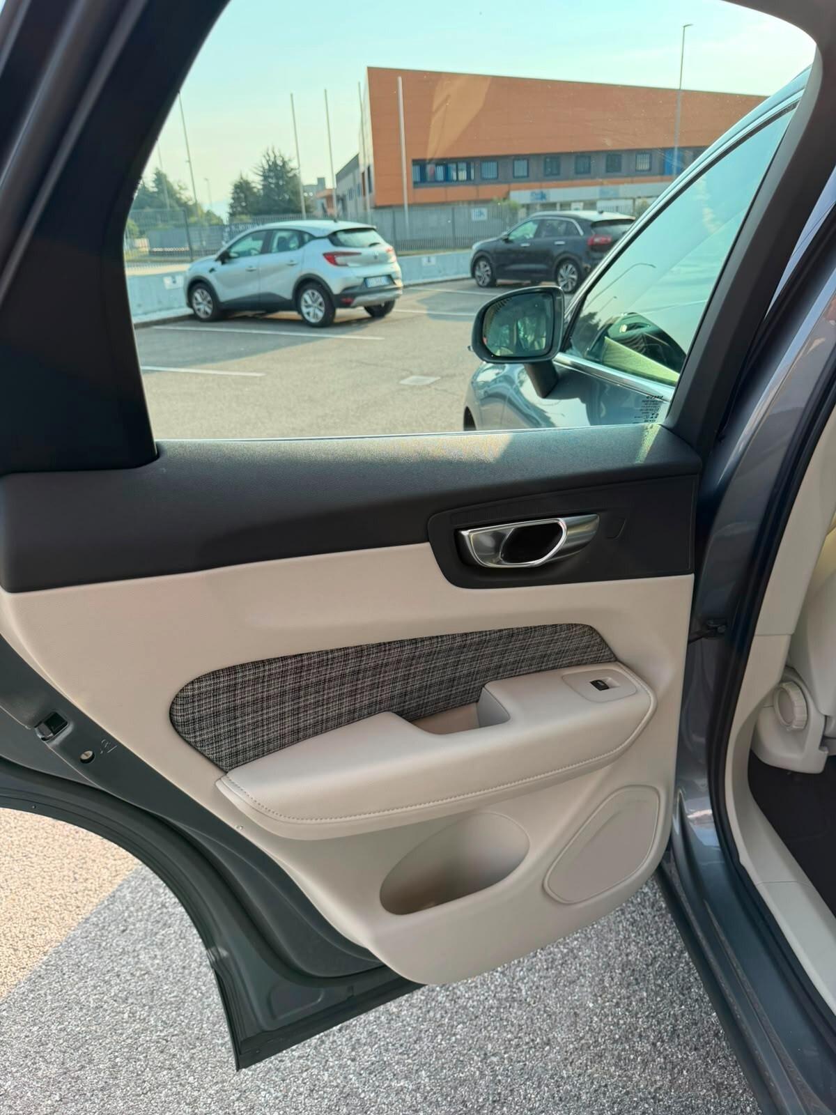 Volvo XC60 B4 AWD Geartronic Momentum MY21